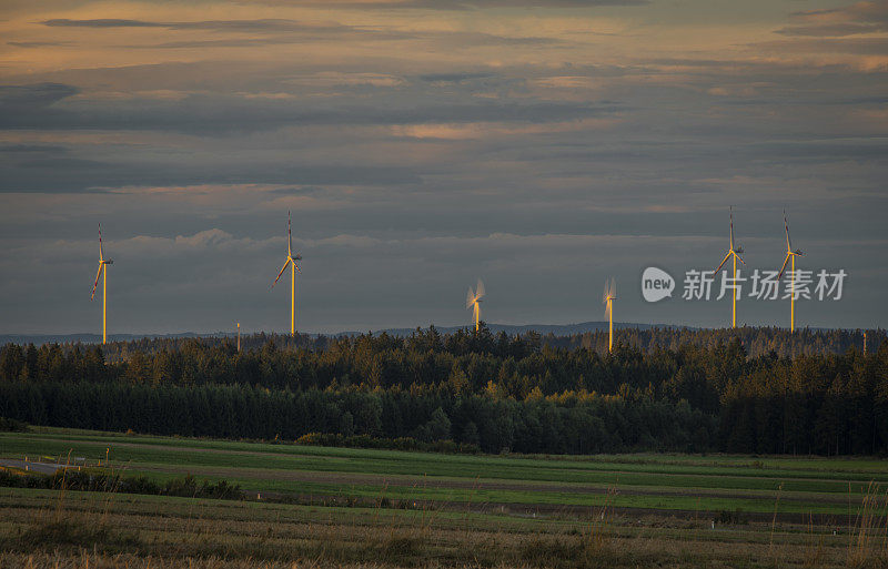 奥地利奥滕施拉格镇附近的风力发电厂傍晚的夕阳