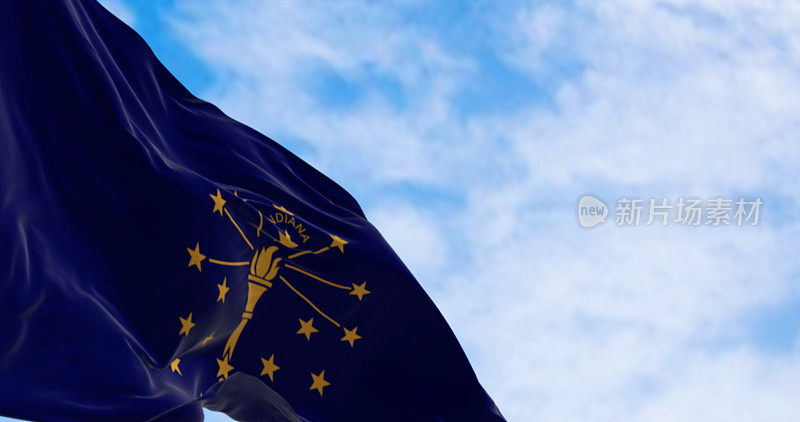 印第安纳州的国旗在一个晴朗的日子里迎风飘扬的特写
