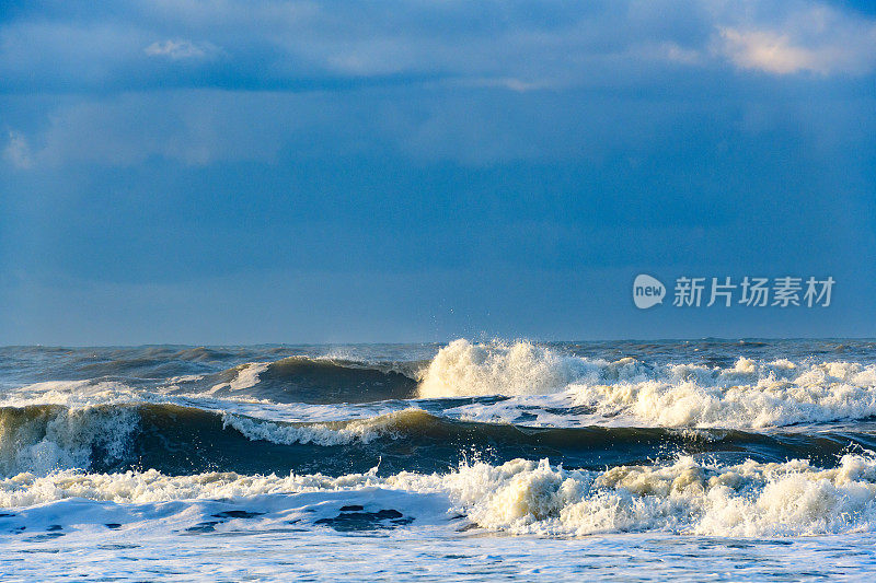 瓦登海区特塞尔岛海滩上的海浪