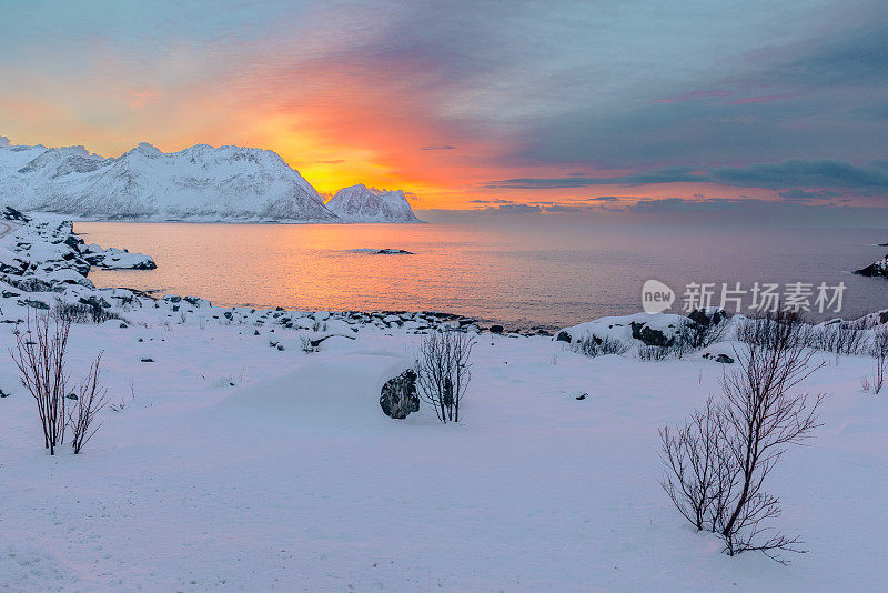 挪威北部挪威海的冬季日落