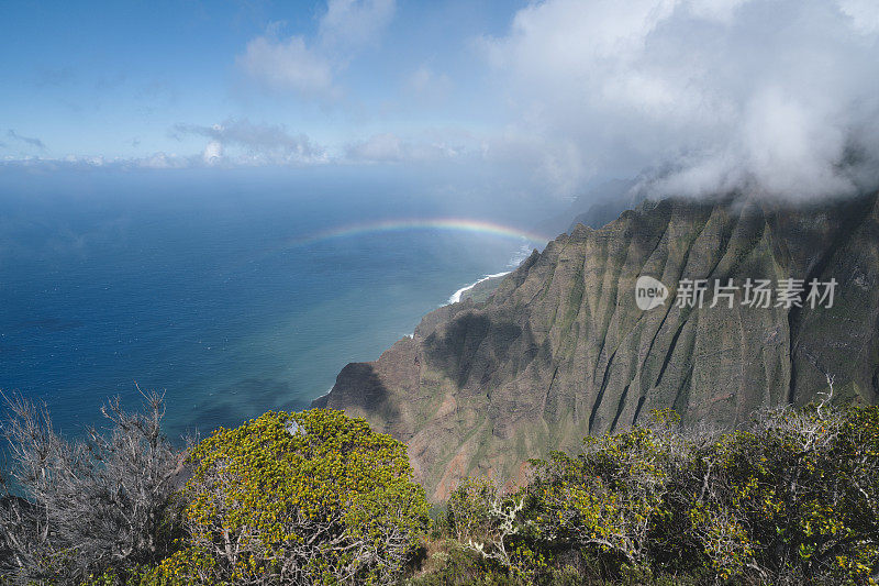 美国夏威夷考艾岛纳巴利海岸上空的彩虹