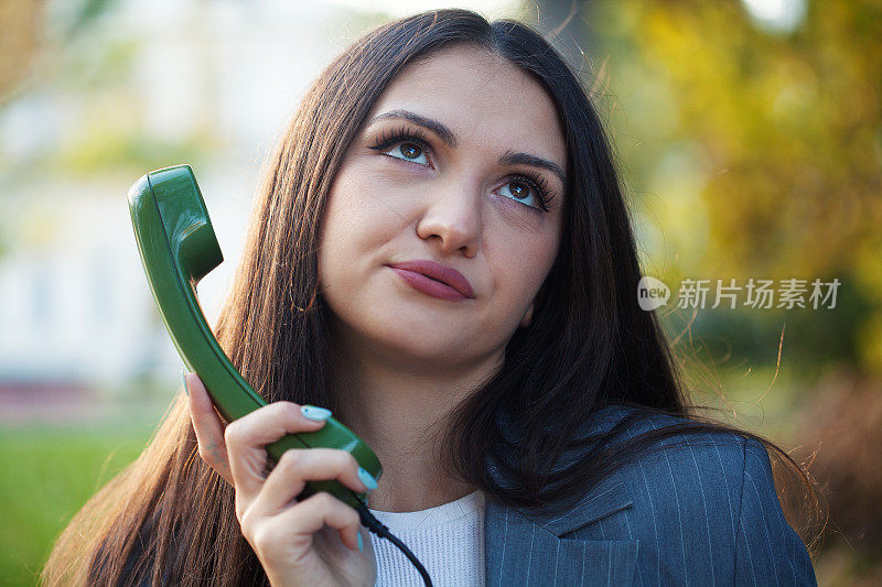 用老式模拟电话的年轻女子