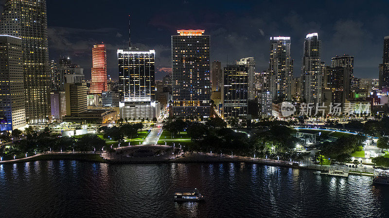 佛罗里达州迈阿密市中心的比斯坎湾灯火通明。沿海大都市的夜生活