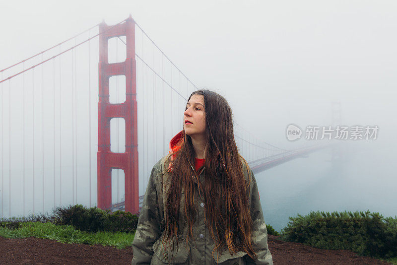 一名女子俯瞰旧金山金门大桥