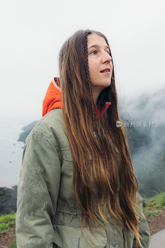 在晨雾中俯瞰旧金山湾的女子