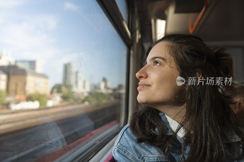 火车上的女人望向窗外。