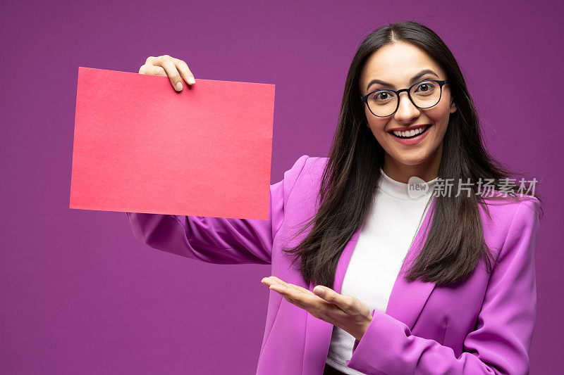 她的肖像她漂亮漂亮的衣服迷人可爱的豪华漂亮的内容开朗的女孩孤立的紫色背景股票照片