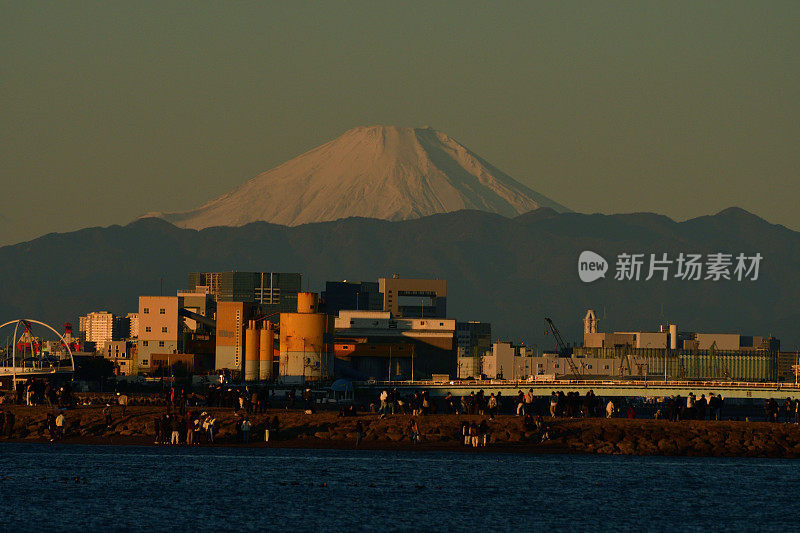 富士山:从东京开赛海滨公园看雪山