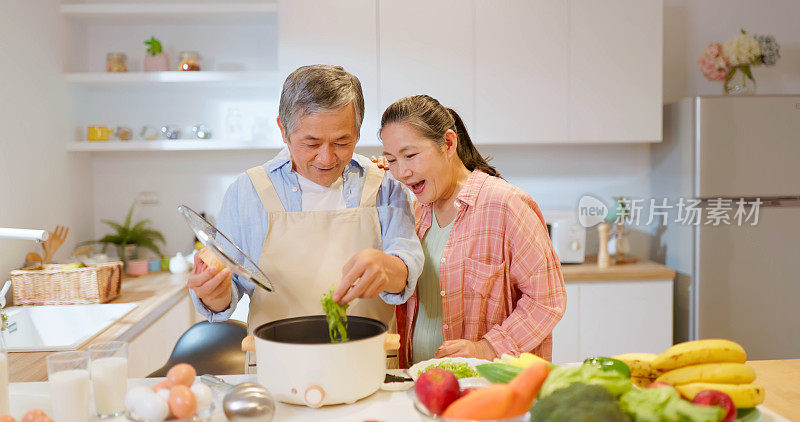 厨房里的亚洲老夫妇