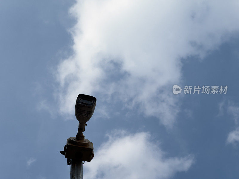 闭路电视摄像机与天空背景