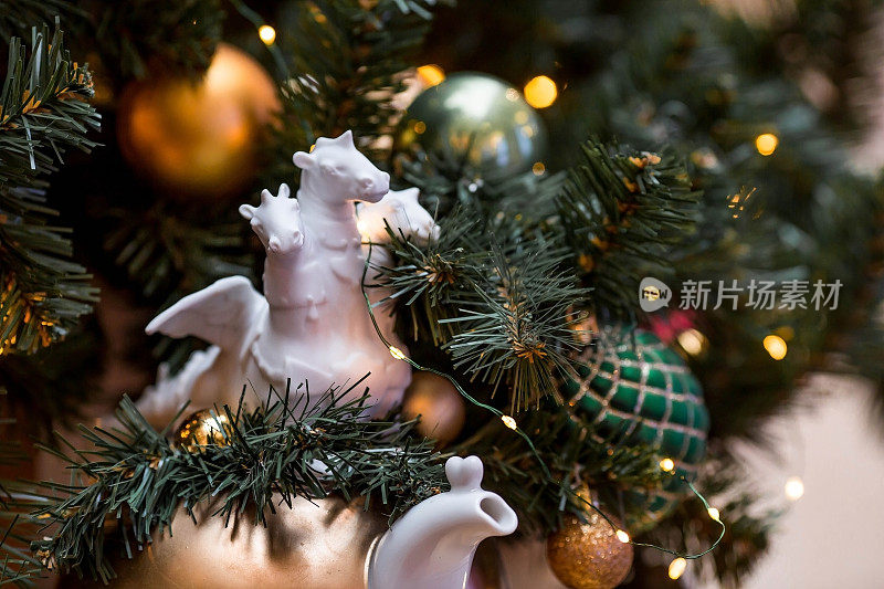 龙年。在莫斯科的Gum商店里，美丽的瓷制龙形玩具挂在喜庆的新年树上。特写镜头。2024年中国新年。