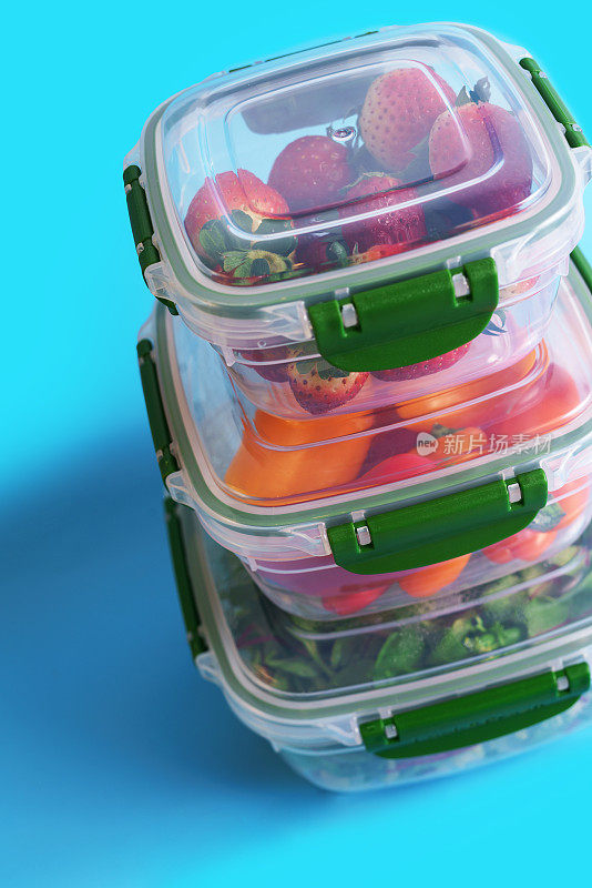 装有蔬菜和浆果的可重复使用的塑料容器