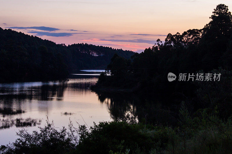 Magoebaskloof的一个小湖上的日落