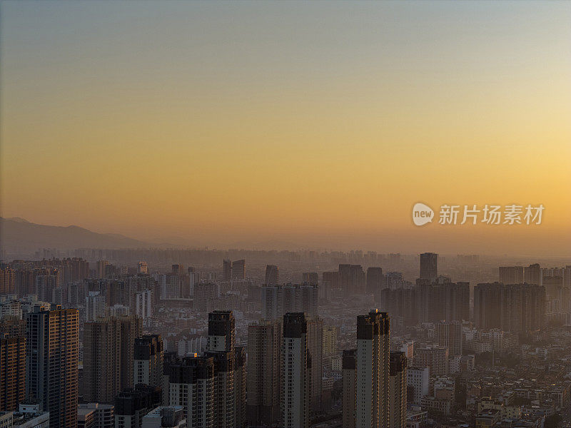 阳光照在城市住宅区建筑物上的高视角图像