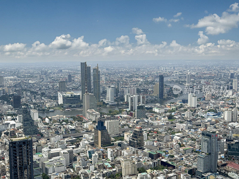 素坤逸市区，曼谷市中心，泰国城市景观摩天大楼天际线视图，湄南河，线性城市化，阳光明媚的蓝天与蓬松的白云，高架视图