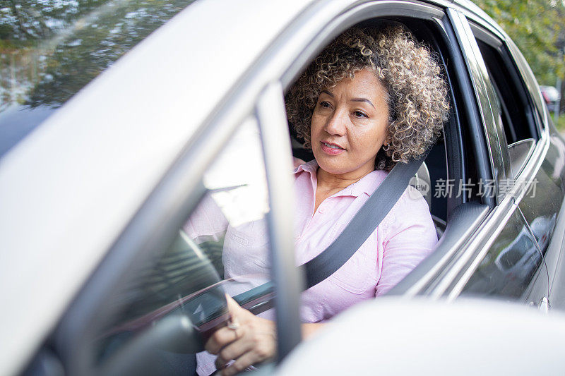 一位女士正在开车去上班的路上