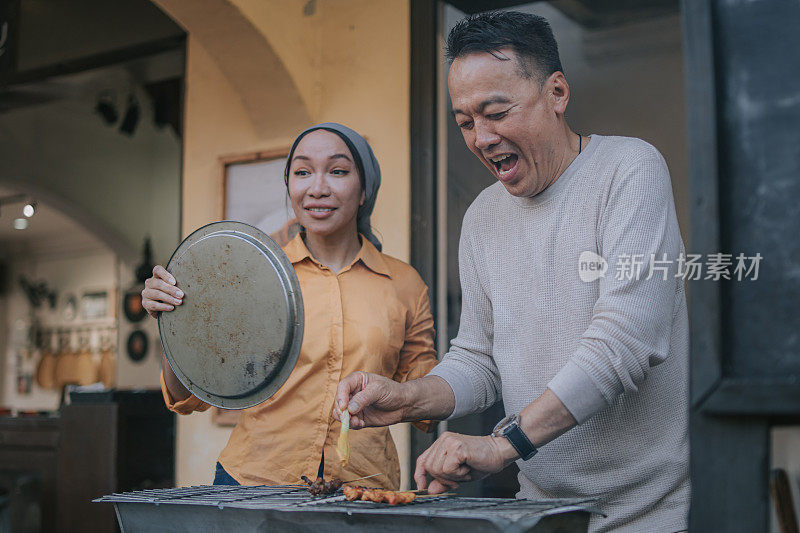 亚洲华人老人在槟城当地餐厅学习制作沙茶的经验