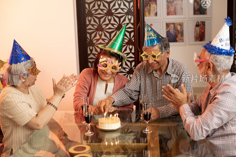 老妇人在家里和朋友庆祝生日