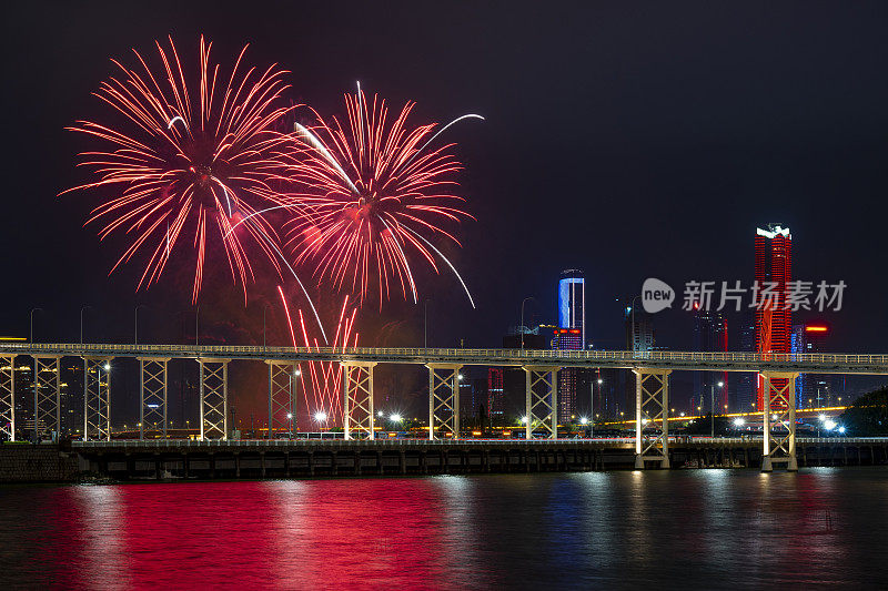 海滨城市庆祝新年节日烟花表演