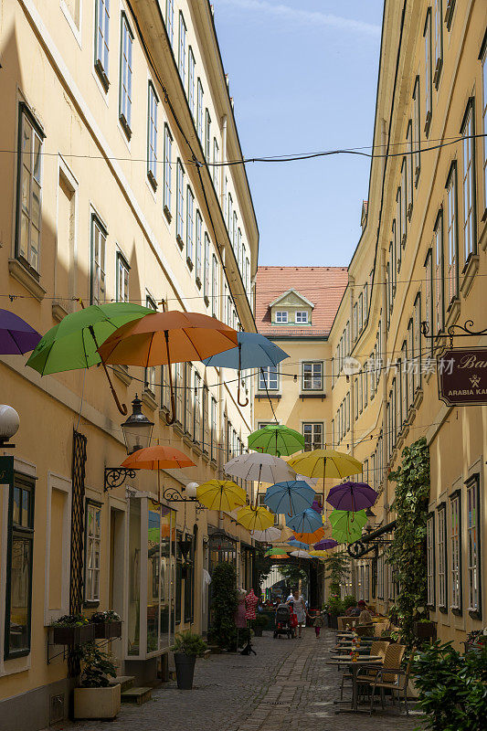 维也纳的街道上悬挂着雨伞