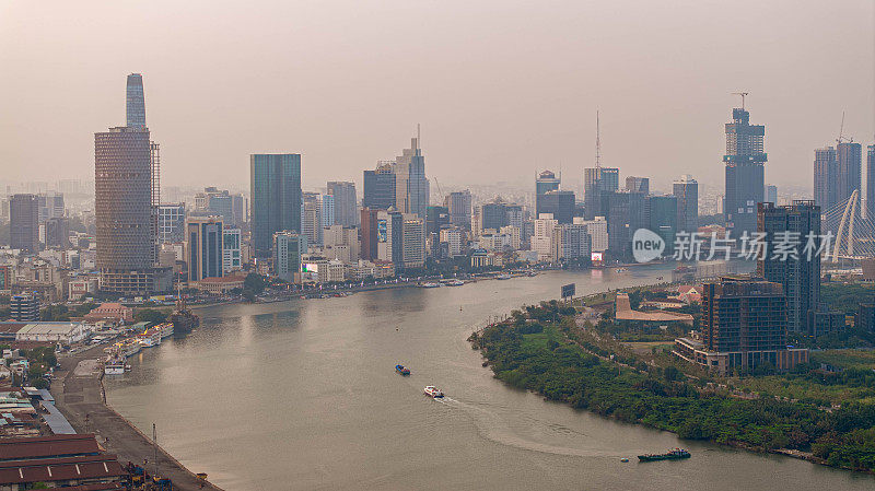 鸟瞰胡志明市，越南，美丽的摩天大楼沿河光平滑城市发展