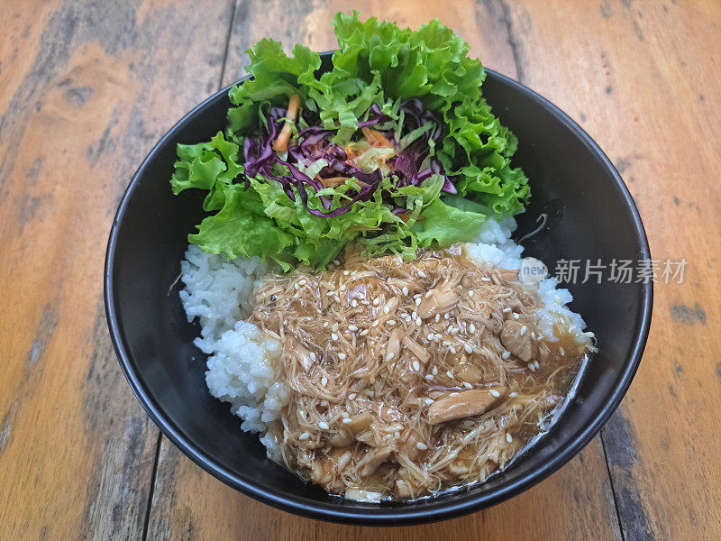 鸡饭碗照烧-烤鸡片，配上蒸饭和照烧酱。食品菜单。