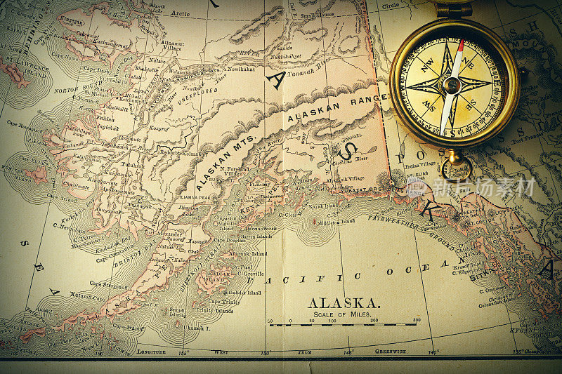 古董指南针在古老的十九世纪地图