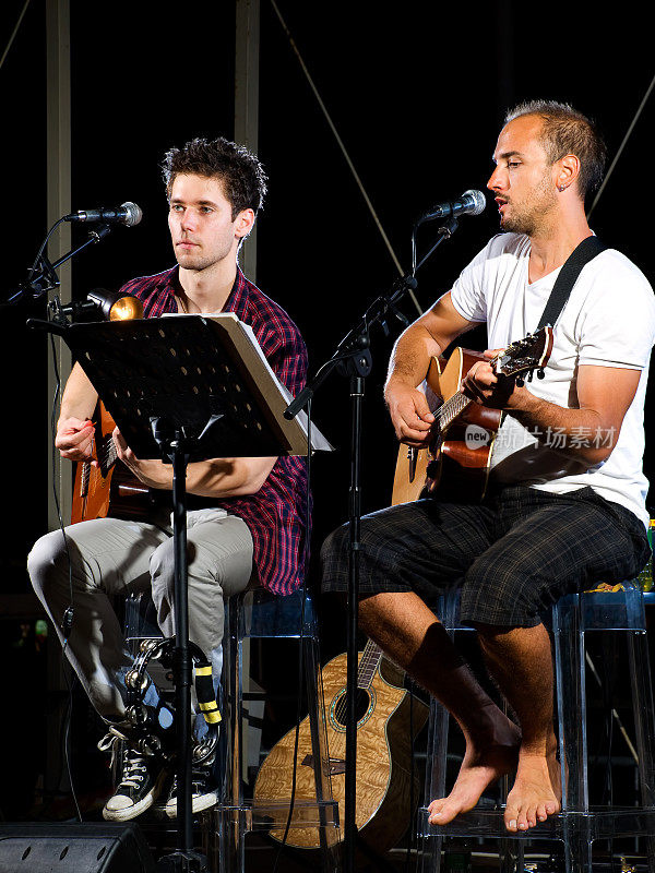 两个音乐家在舞台上弹吉他