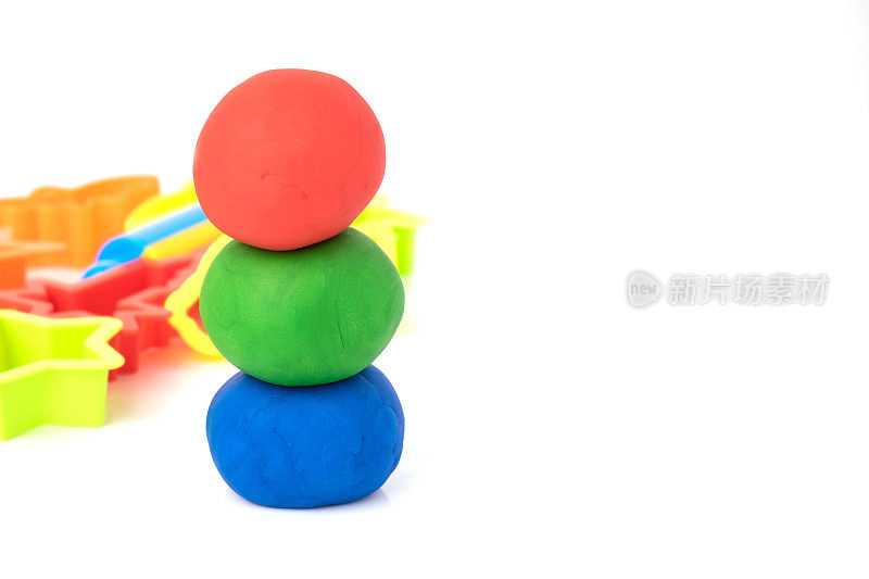 球形状的玩面团在白色的背景。