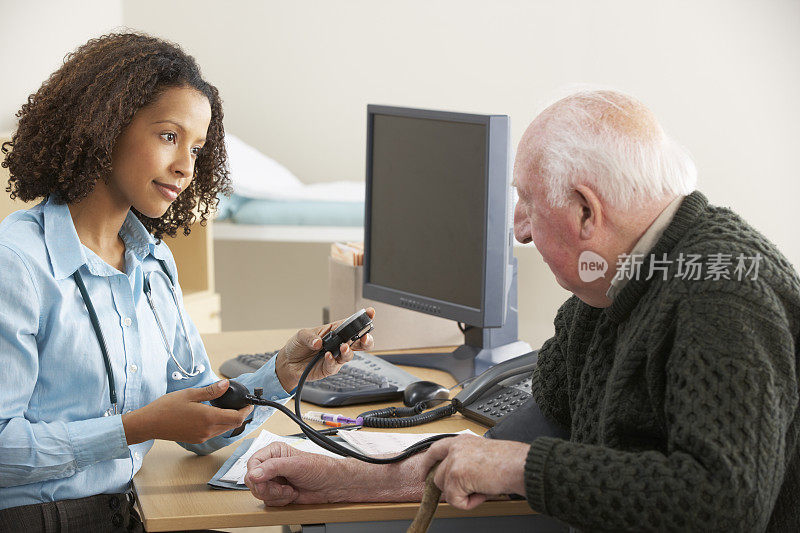 年轻女医生为老年男子量血压
