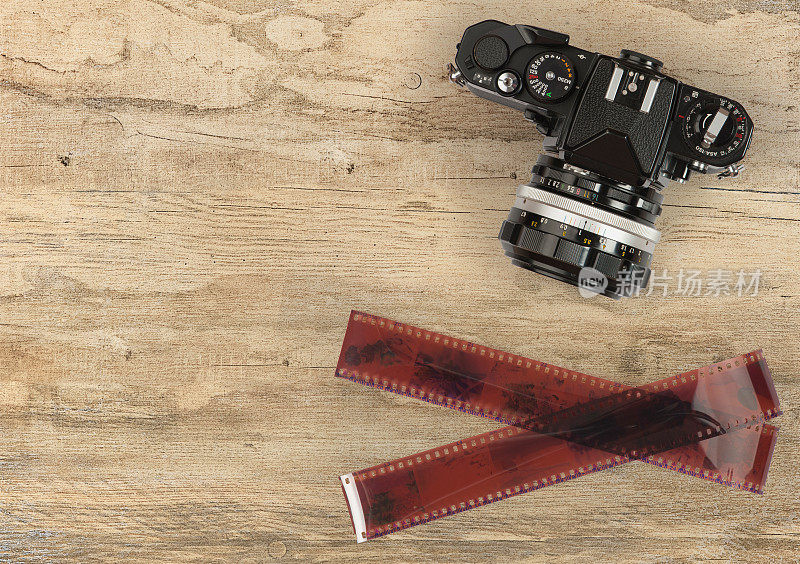 相机和摄影35毫米胶片带上的木制背景