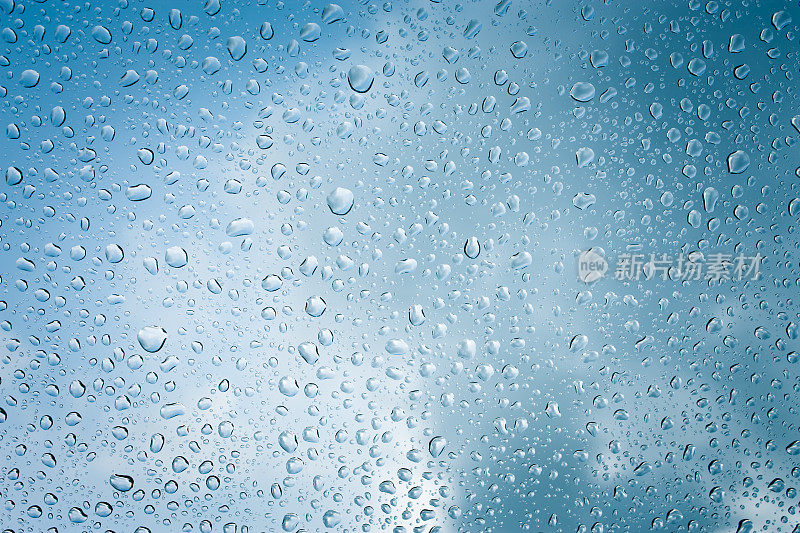 雨滴落在玻璃上，雨滴落在透明的窗户上