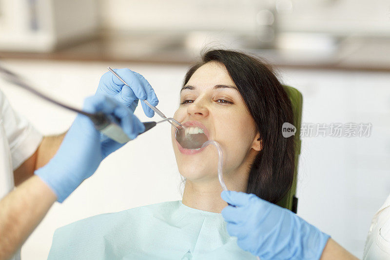 牙科医生正在清洁牙齿