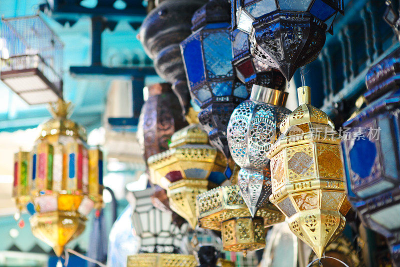 传统的灯具在突尼斯突尼斯的麦地那的商店