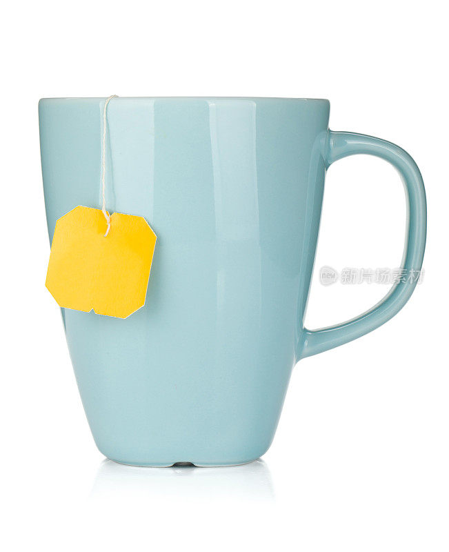 蓝色的马克杯和黄色的茶包标签挂在外面