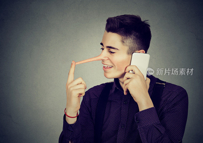 快乐的男人用长鼻子讲手机