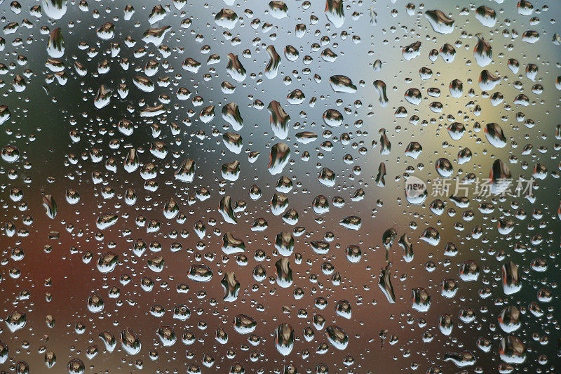 雨点落在窗户上，雨天