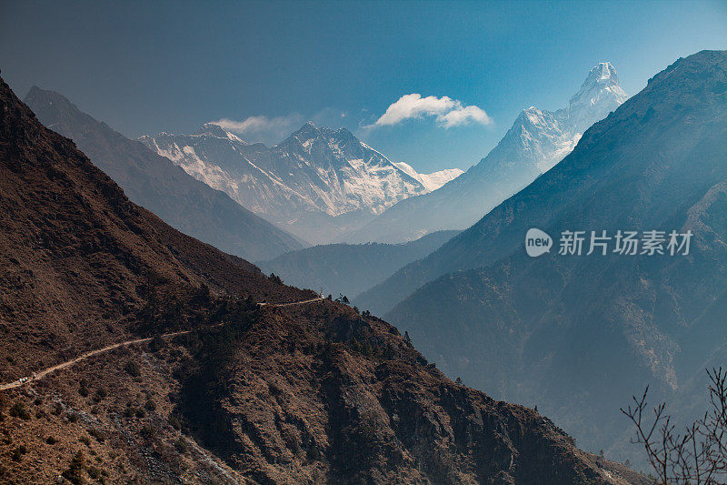 喜马拉雅山在美丽的阳光明媚的一天