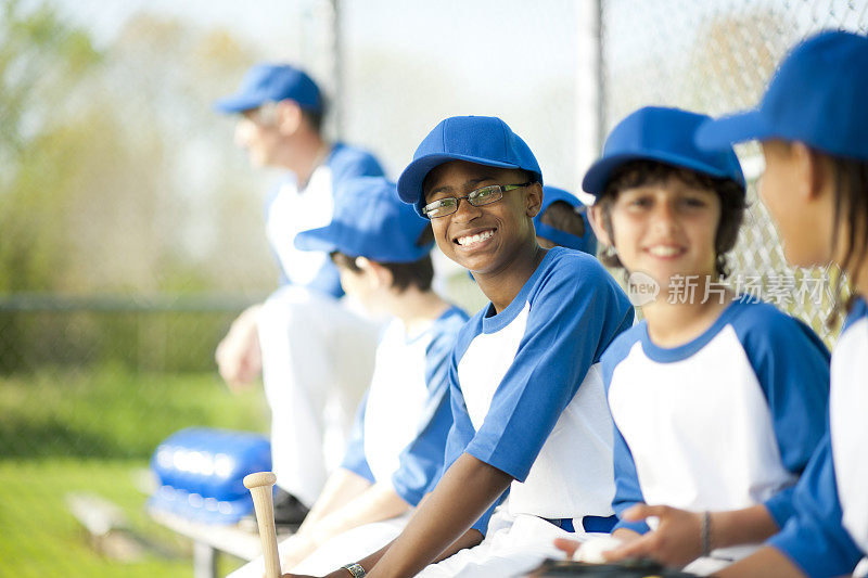 不同的男孩青年联盟棒球队
