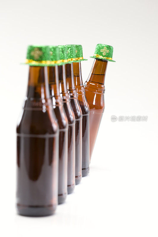 啤酒瓶和圣帕特里克节帽子排在一起，Copyspace