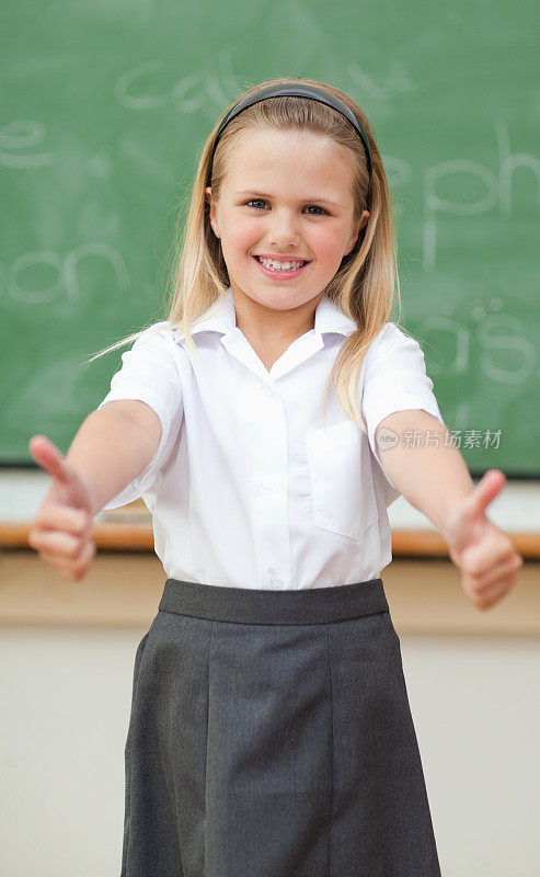 微笑的女学生竖起大拇指