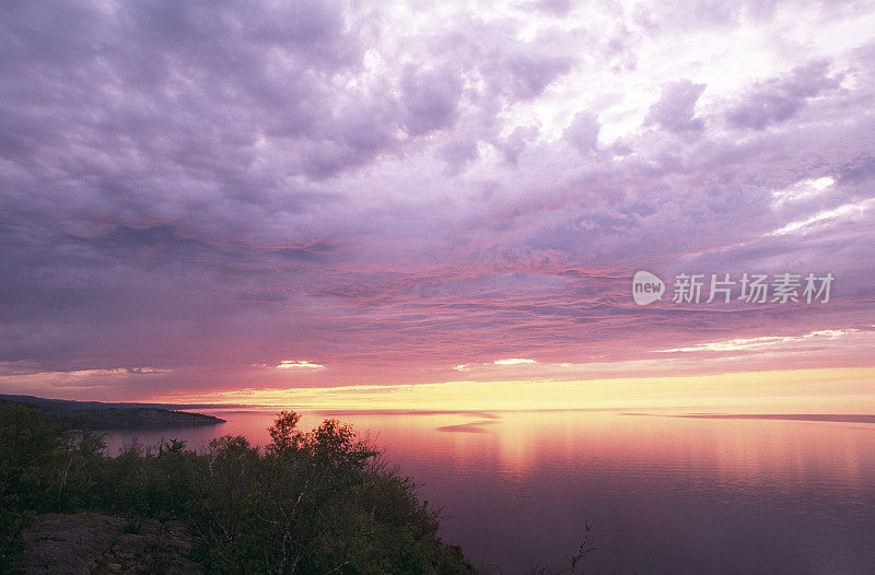 苏必利尔湖的日出