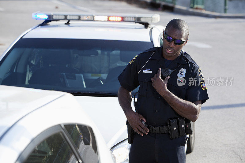 一名警察在路边停车