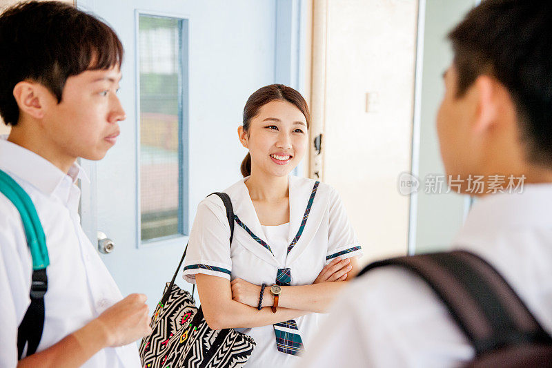 学生们在教室外面谈话