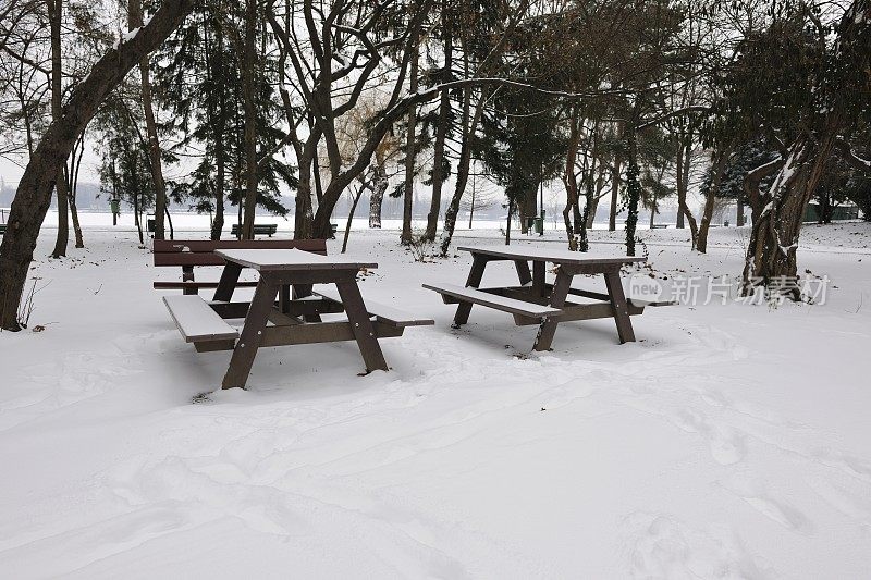 公园里白雪覆盖的野餐桌