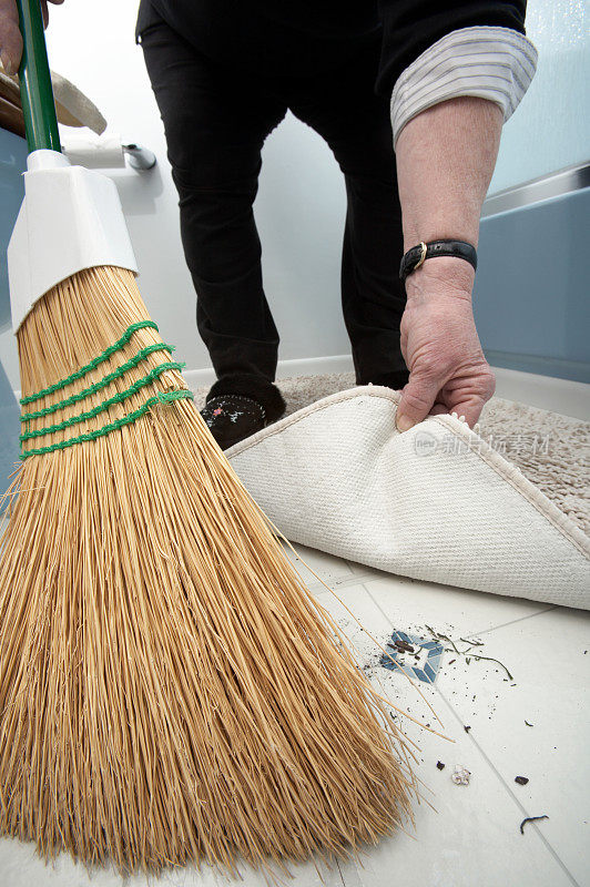 打扫房子-把它扫到地毯下面!