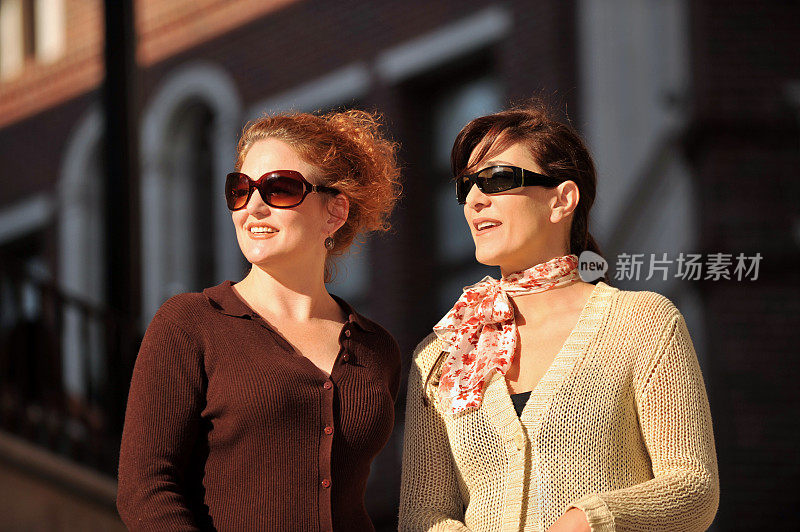 两个女人在比弗利山庄罗迪欧大道逛街