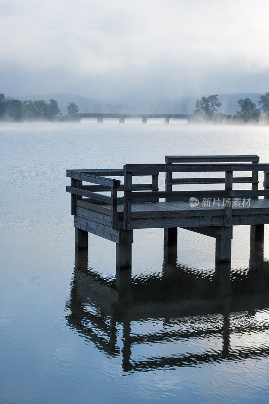 雾蒙蒙的早晨湖与码头，拂晓在水上