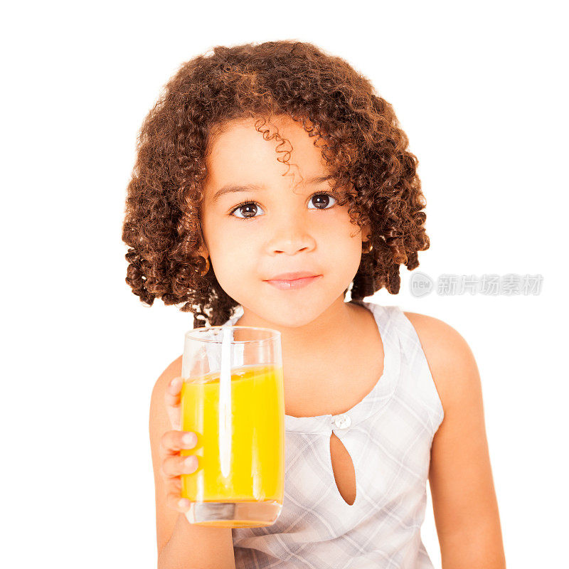快乐的小女孩喝着橙汁