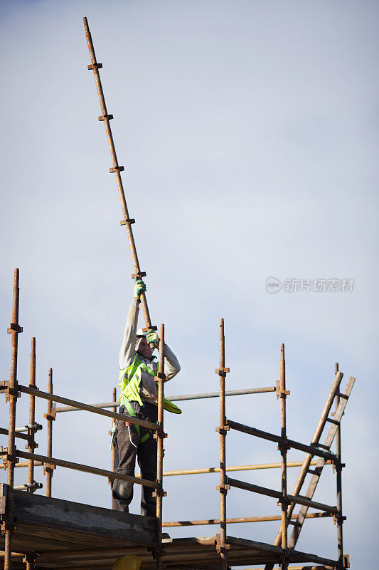 建筑工人正在搭建脚手架